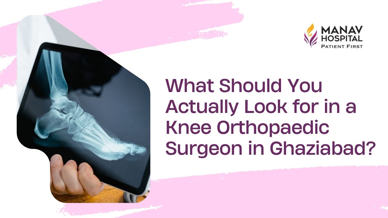 Best knee orthopaedic surgeon consulting a patient at Manav Hospital, Ghaziabad