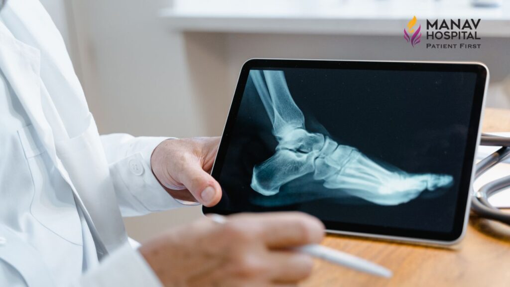 Patient consultation with a knee specialist at the orthopaedic hospital in Ghaziabad